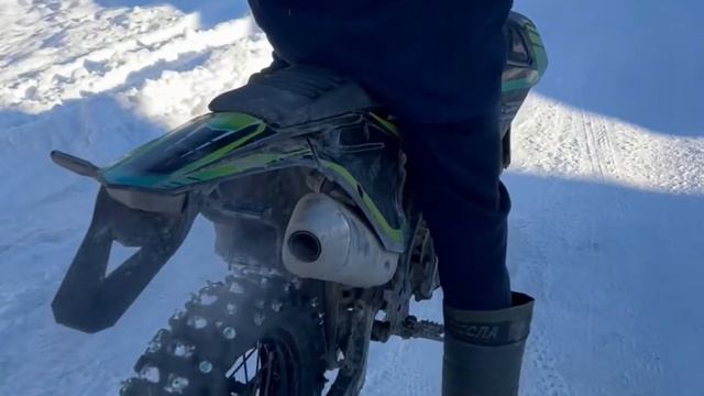 Мотоцикл Эндуро на шипах Зимой ! Mototsikl Enduro na shipakh zimoy смотреть онлайн
