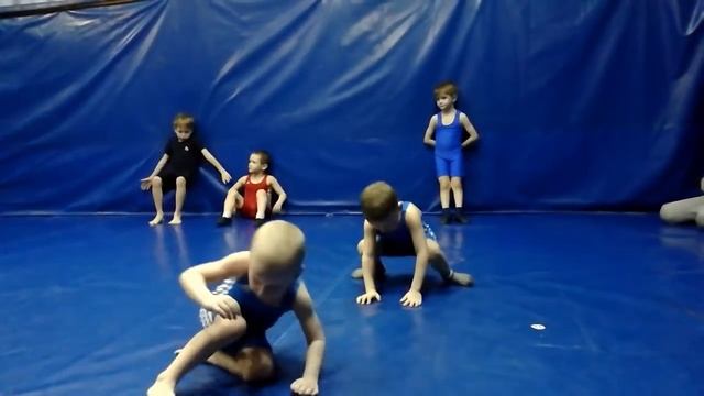 Борьба. Бросок через плечо на скорость и бросок прогибом с захватом одной руки смотреть онлайн