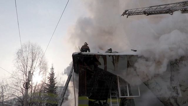 Тушение пожара в здании вечерней школы в г.Горно-Алтайске смотреть онлайн