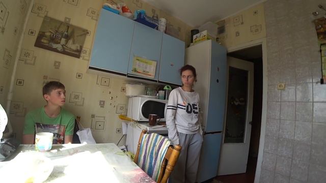 Лиза приготовила колбаску по-домашнему... кушать не собирается её.. Сестре принесли штаны Gucci смотреть онлайн