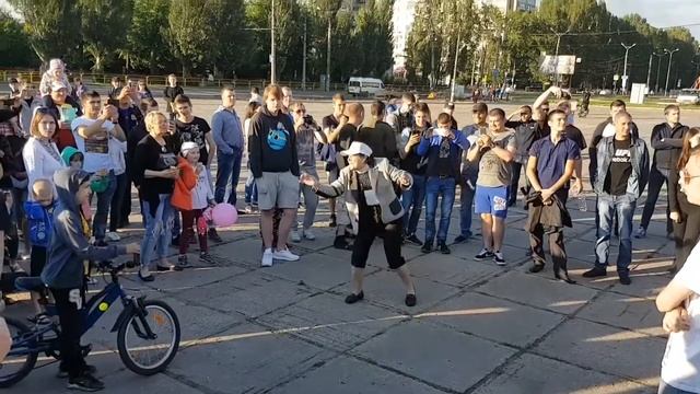 Бабушка танцует под Додж Гарилла смотреть онлайн