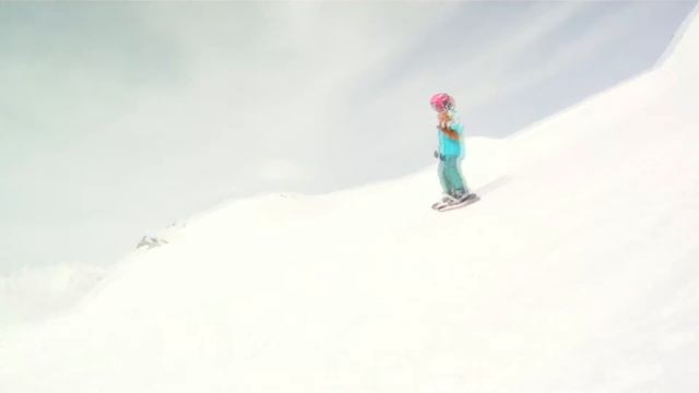 Большие горы - маленькая сноубордистка/young girl with snowboard смотреть онлайн