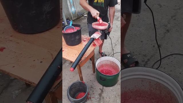 Томатный сок с помощью дрели и соковыжималки. Быстро и просто смотреть онлайн