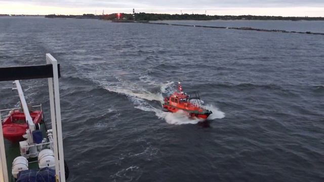 Лоцманский катер Рижского свободного порта сопровождает танкер ONYX следующий в датский порт SKAGEN смотреть онлайн