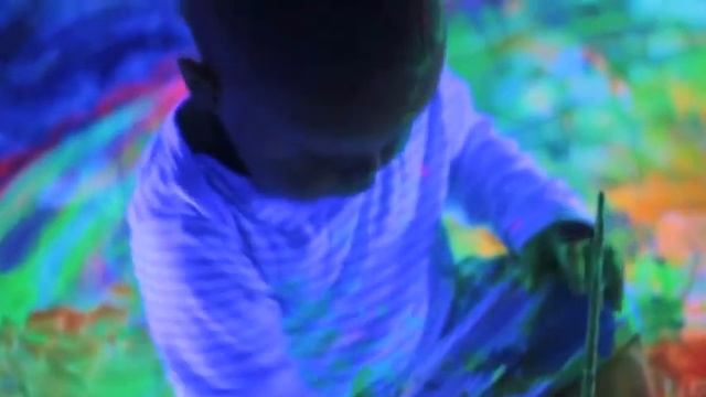 Рисуют дети. Ребенок рисует в 1 год. смотреть онлайн