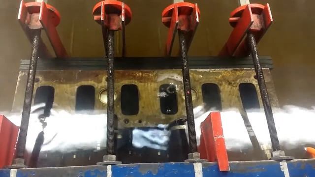 Опрессовка ГБЦ а/м DAF XF 95 (трещина во впускном канале) смотреть онлайн