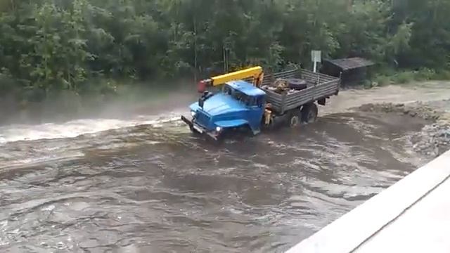В Зейском районе размыло дорогу и туристы, в числе которых дети, не могут вернуться домой смотреть онлайн