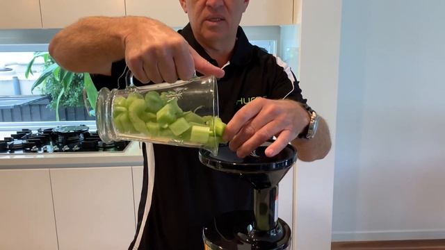 Celery Juice with the Hurom H100 Cold Press Juicer смотреть онлайн