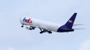 Клюнул носом: самолет в Турции сел без передней стойки шасси