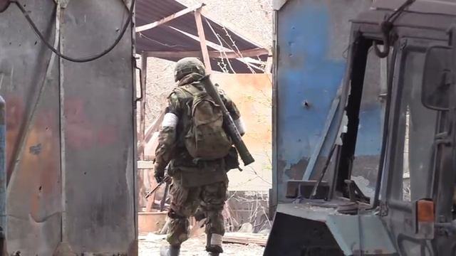 Спецназ МВД ДНР проводит зачистку территории «Азовстали» от нацбатальонов. смотреть онлайн