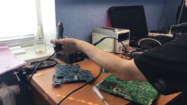 Ноубук выключается. Перепайка блока конденсаторов процессора смотреть онлайн