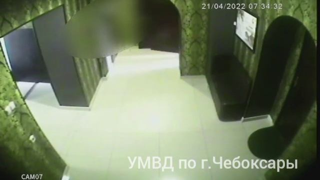 В Чебоксарах мужчина напал с ножом на малознакомого, не угостившего его шаурмой смотреть онлайн