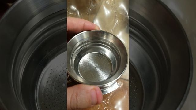 Found some short magnetic stainless steel funnels that fit in the DF64/DF83 Portafilter forks. смотреть онлайн