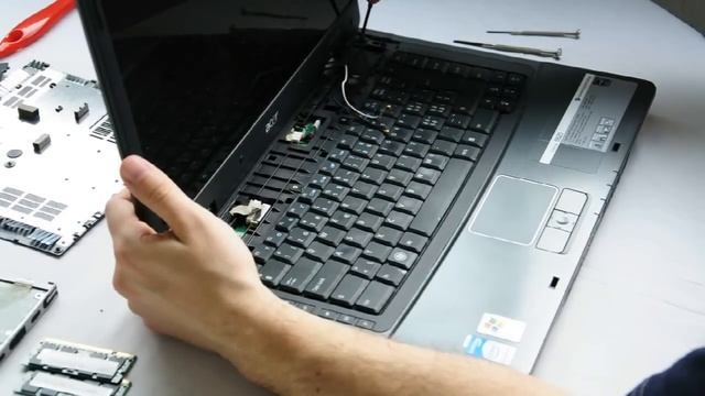Acer Extensa 5620 Disassembly video, upgrade RAM & SSD, take a part, how to open смотреть онлайн