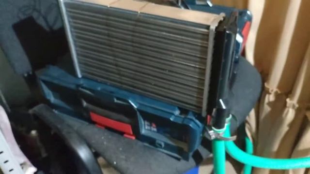 DIY! Бюджетный (но самый настоящий!!!) кондиционер из радиатора печки от жигулей и садового шланга! смотреть онлайн