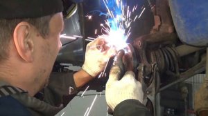 Как выкрутить сломанный болт из ступицы? Очень просто!