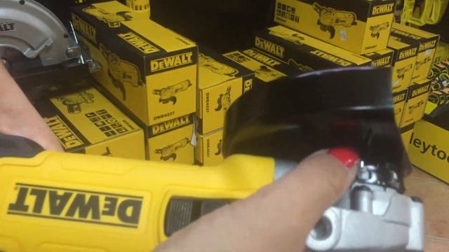 DeWALT DWE4257 - DeWALT DWE 4257 - DeWALT Winkelschleifer - DeWALT sarokcsiszoló смотреть онлайн