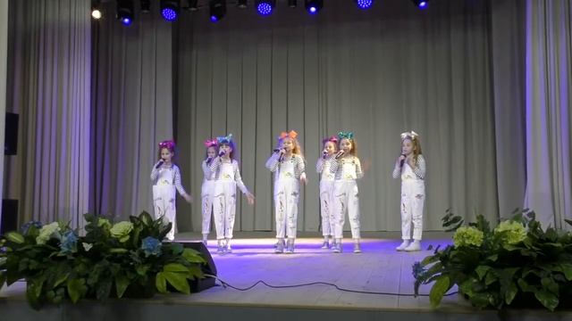 Образцовая вокальная группа эстрадной песни "Радость" (8-9 лет).Песня "Соседи в шоке". смотреть онлайн
