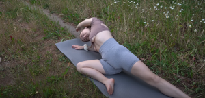 Йога на траве расслабляющая йога