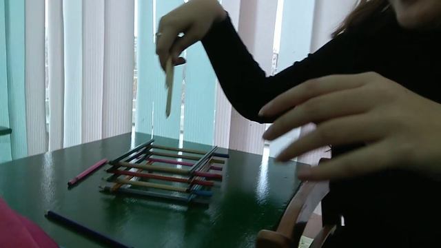 ЧТО ДЕЛАТЬ ЕСЛИ СКУЧНО НА УРОКЕ // КАК ПОСТРОИТЬ ТЮРЬМУ ДЛЯ ОДНОКЛАССНИЦЫ ИЗ КАРАНАДАШЕЙ смотреть онлайн