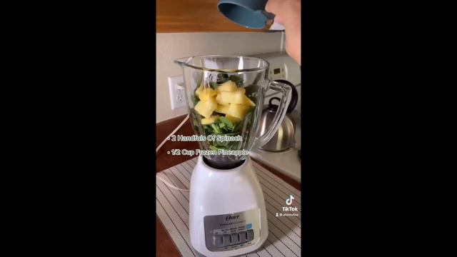 FAVORITE GREEN SMOOTHIE RECIPE | SPINACH PINEAPPLE MANGO BANANA SMOOTHIE смотреть онлайн