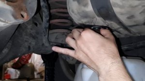 Где находится сливная пробка на баке Toyota Hilux Surf KZN185W 1KZ-TE