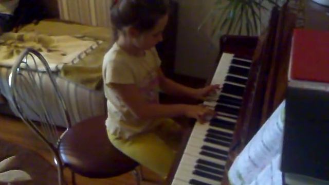Дашуня грає на піаніно