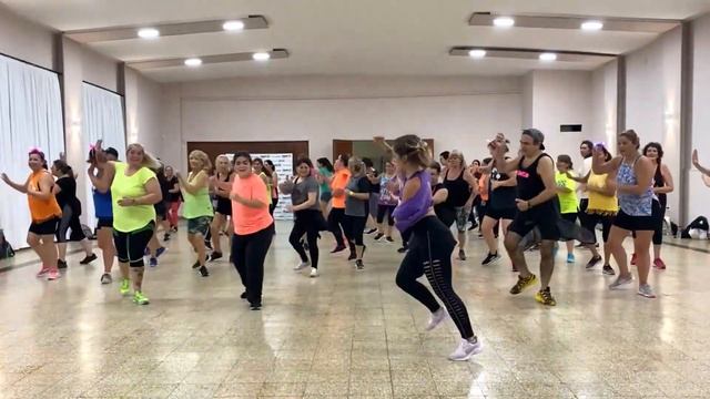 La vida es un carnaval - Celia Cruz / Zumba coreografia / Euge Carro смотреть онлайн