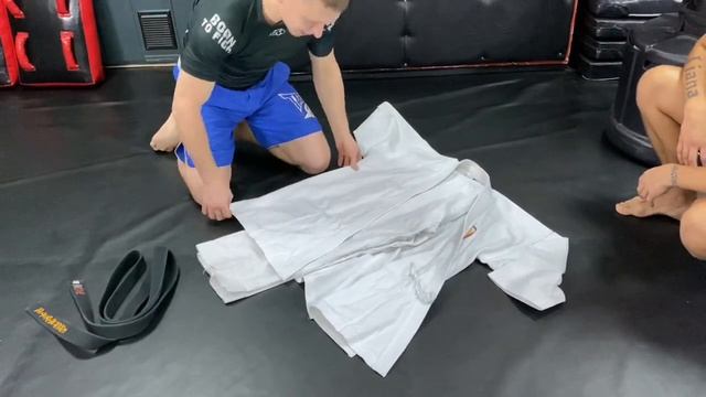 КАК СКЛАДЫВАТЬ ТРЕНИРОВОЧНЫЙ ГИ «КИМОНО» смотреть онлайн