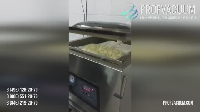 Упаковка очищенного свежего чеснока в вакуумный пакет на вакуумном упаковщике DZ 600 смотреть онлайн