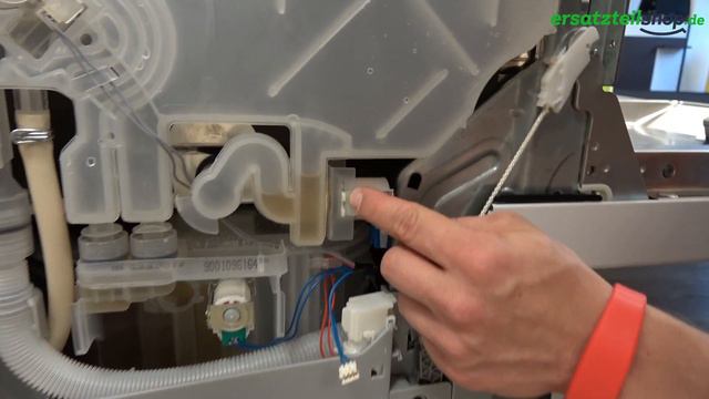 Ablaufventil Ventil Geschirrspüler tauschen - so geht es! смотреть онлайн