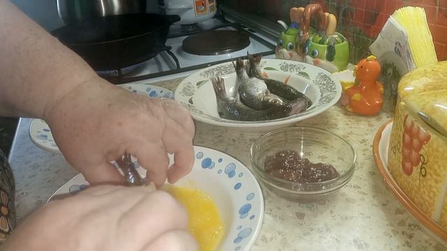 ЛАЙФХАК как ЧИСТИТЬ РЫБУ // ЖАРЕНЫЙ ЧЕБАК с ПЮРЕ #чистимбыбулайфхак смотреть онлайн