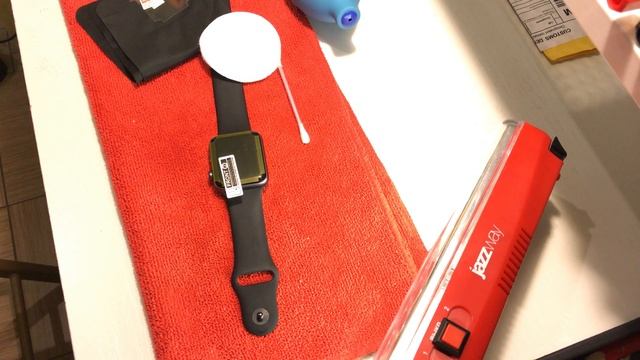 Клеим защитную пленку на apple watch (Applying apple watch protective film) смотреть онлайн