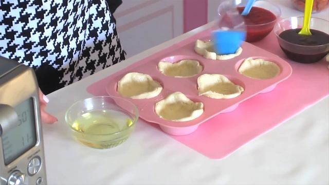 How To Make Mini Deep Dish Pizzas in a Cupcake Pan (Pepperoni, BBQ Chicken & Cheese) смотреть онлайн