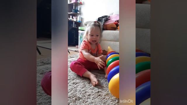 #дети#детииграют#разборигрушек#творчество Ребенок играет Складывает пирамидку Рассказывает о семье смотреть онлайн