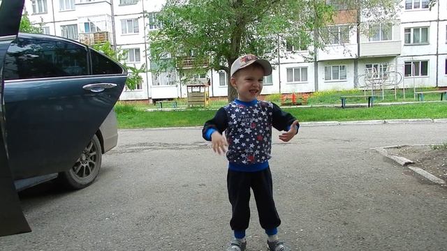 ESTRADARADA Вите Надо Выйти - маленький мальчик танцует под песню смотреть онлайн