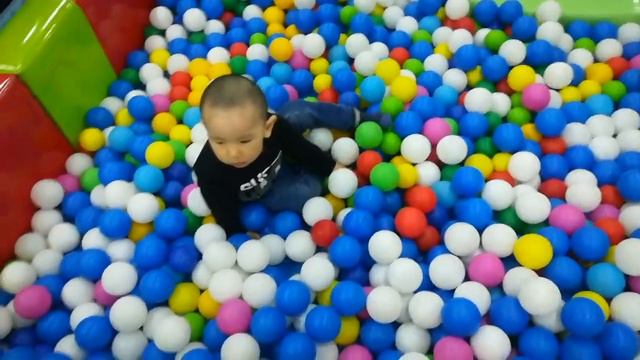 Много шариков. A lot of balls. смотреть онлайн