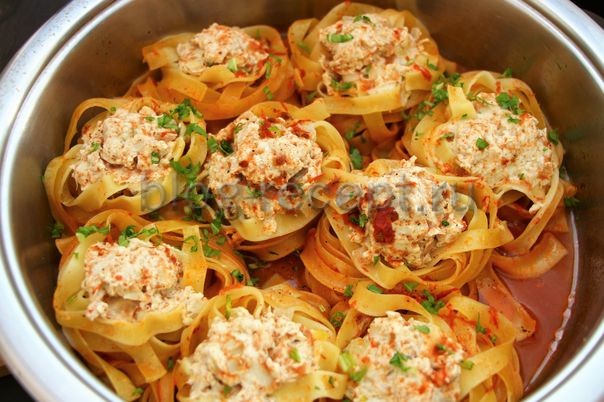 Гнезда из макарон с фаршем под сыром с чесноком смотреть онлайн