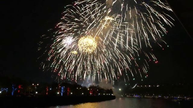 Завершение салюта на 70-летие Великой Победы, вид с Москва реки, последние минуты самые красивые! смотреть онлайн