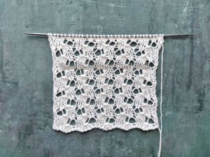 Эффектный легкий ажурный узор спицами для вязания палантинов, изделий на лето