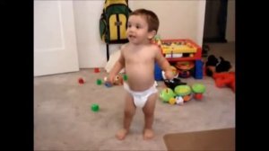 Малыши танцуют