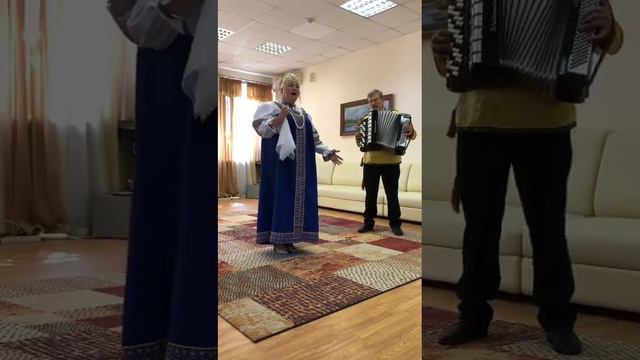 Забытая, но красивая песня. У скамеечки. поёт Александрова Наталья смотреть онлайн