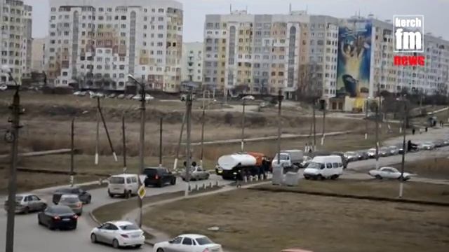 В Керчи на жд переезде сломался грузовик смотреть онлайн