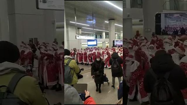 Дед морозы готовятся.... Москва. Рязанский проспект. Метро. смотреть онлайн