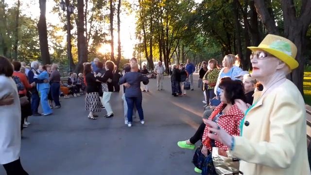 КРУТИТСЯ ВЕРТИТСЯ ШАР ГОЛУБОЙ! ТАНЦЫ В ПАРКЕ ГОРЬКОГО ХАРЬКОВ МИРНЫЙ смотреть онлайн