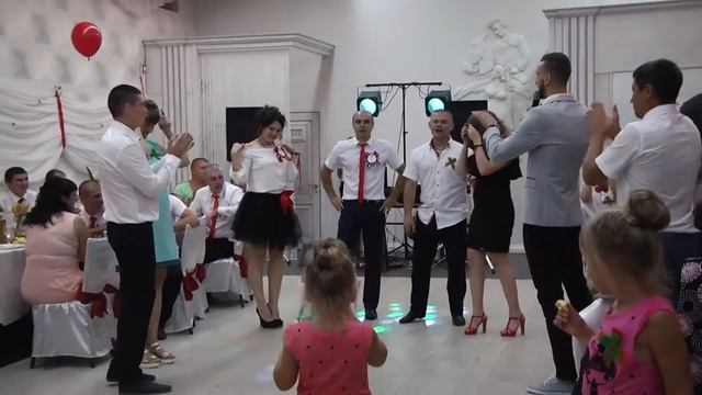 ТАНЕЦ НА СВАДЬБЕ ПРИКОЛ БАРАБАНЩИК ЖЖОТ! смотреть онлайн