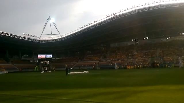 Приземление парашютистов на поле "Борисов-Арены" перед матчем "Батэ"- "Городея". смотреть онлайн