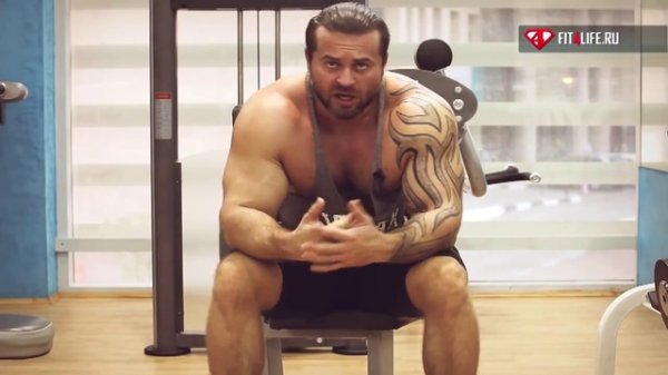 УПРАЖНЕНИЕ КОНЦЕНТРИРОВАННЫЙ ПОДЪЕМ НА БИЦЕПС