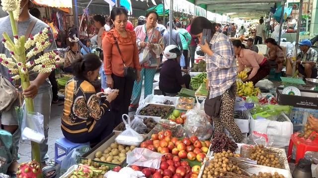 Best Cambodian Markt Food Tour - Lotus Fruit, Seafood, Dried Fish, Salty Crab, & More смотреть онлайн
