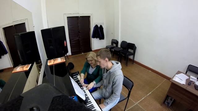 Очередной урок вокала и пианино смотреть онлайн